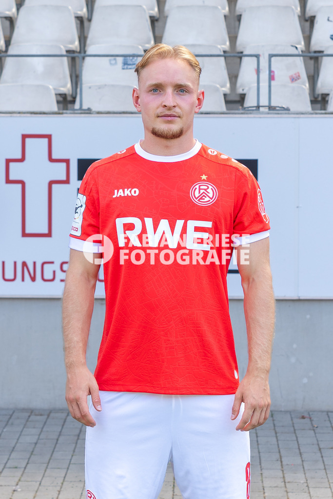 Rot-Weiss Essen; 3. Liga, Portraettermin 2026/2027, Foto: Eibner-Pressefoto/Fabian Friese | Tony Menzel (Rot-Weiss Essen, #08),Rot-Weiss Essen; 3. Liga, Portraettermin 2026/2027, Foto: Eibner-Pressefoto/Fabian Friese - Realisiert mit Pictrs.com