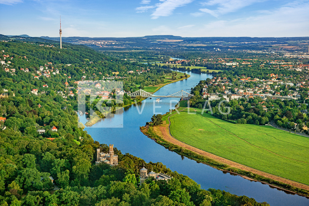 Blaues-Wunder-Elbschloesser-Dresden-Luftbild-FOCO1437 | Blick von oben über das Elbtal mit seinem berühmten Wahrzeichen dem Blauen Wunder in mitten der Elbhänge und dem Fernsehturm. - Realisiert mit Pictrs.com