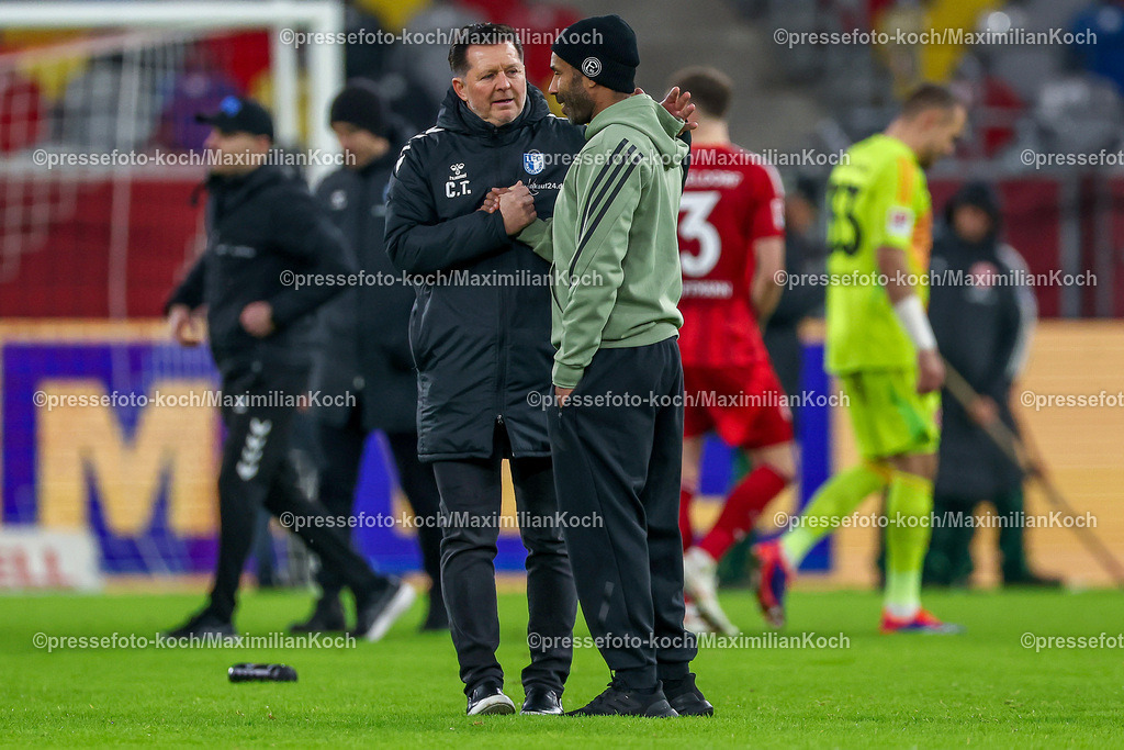 Due20122401120 | 20.12.2024, Fußball, Fortuna Düsseldorf - 1. FC Magdeburg, 2. Bundesliga, Merkur Spiel-Arena, Saison 2024 2025: Trainer Christian Titz (Cheftrainer 1.FC Magdeburg) steht nach dem Spiel zusammen mit Cheftrainer Daniel Thioune (Trainer Fortuna Düsseldorf)DFB regulations prohibit any use of photographs as image sequences and or quasi-video.