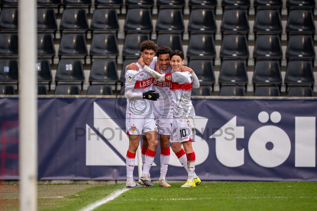 VfB Stuttgart II vs. TSG Hoffenheim II, Fussball, 3. Liga, 26. Spieltag, 15.03.2026 | Kenny Fressle (VfB Stuttgart II, #19), Noah Darvich (VfB Stuttgart II, #31) und Nicolas Sessa (VfB Stuttgart II, #10),VfB Stuttgart II vs. TSG Hoffenheim II, Fussball, 3. Liga, 26. Spieltag, 15.03.2026Foto: photosbyphips/Philip Ziegler