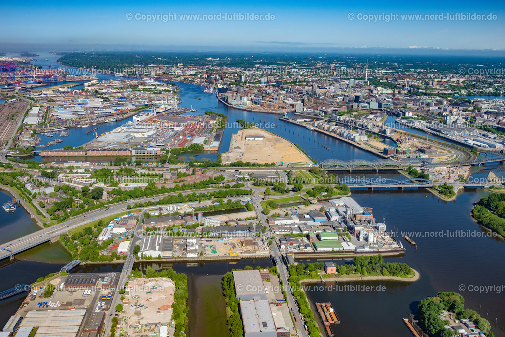 Hamburg_Elbbrücken_Veddel_ELS_3412150522 | HAMBURG 15.05.2022 Stadtzentrum im Innenstadtbereich am Ufer des Flußverlaufes Elbe am Brückenbauwerk der Elbbrücken - Norderelbbrücke - Freihafenelbbrücke in Hamburg, Deutschland. // City center in the downtown area on the banks of river course Elbe on Brueckenbauwerk of Elbbruecken - Norofelbbruecke - Freihafenelbbruecke in Hamburg, Germany. Foto: Martin Elsen