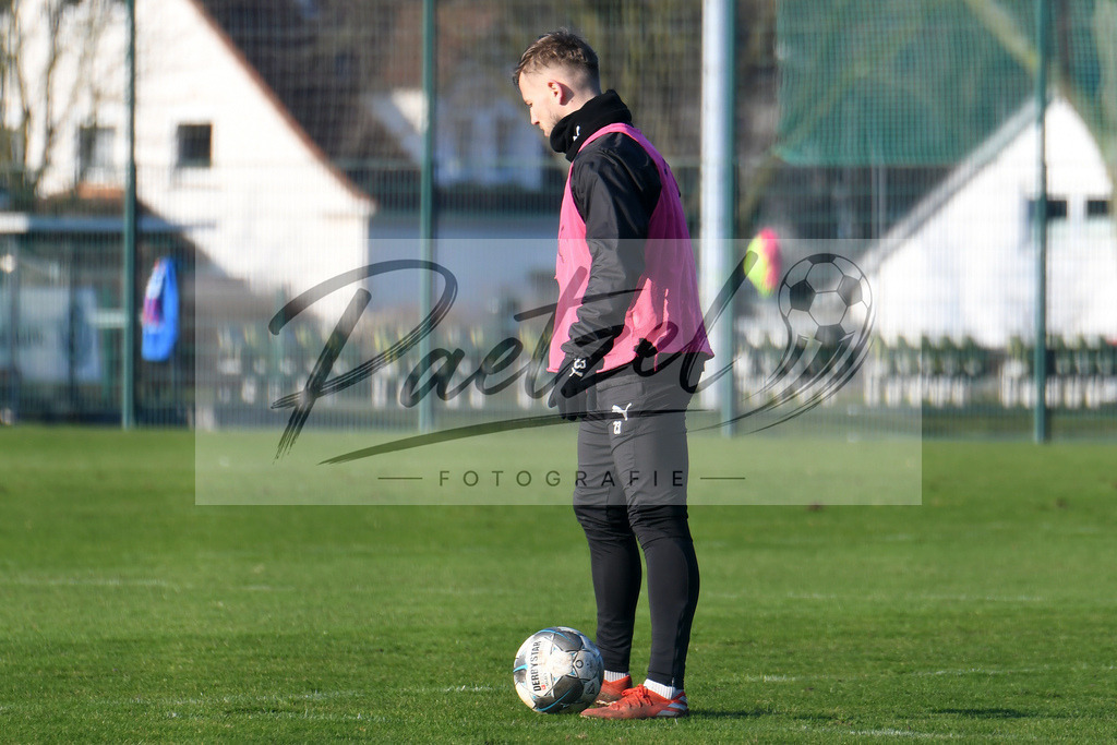 20200207_TRAOSN_0117 | Fußball, Herren: David Blacha (VfL Osnabrueck) in Aktion, am Ball, Einzelaktion waehrend der Trainingseinheit des VfL Osnabrueck im Sportpark Illoshoehe am 07.02.2020 in Osnabrueck, Deutschland. - Realisiert mit Pictrs.com