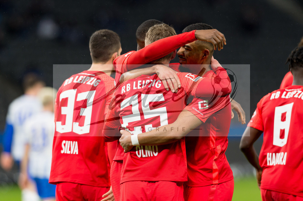 BSCRBL20220220_083 | Fussball, Herren: Dani Olmo (RB Leipzig) Torjubel, jubelt mit seiner Mannschaft nach dem Treffer zum 1:5 bei dem Spiel der 1. Bundesliga zwischen Hertha BSC und RB Leipzig im Olypiastadion am 20.02.2022 in Berlin, Deutschland.DFB / DFL REGULATIONS PROHIBIT ANY USE OF PHOTOGRAPHS AS IMAGE SEQUENCES AND/OR QUASI-VIDEO. - Realisiert mit Pictrs.com
