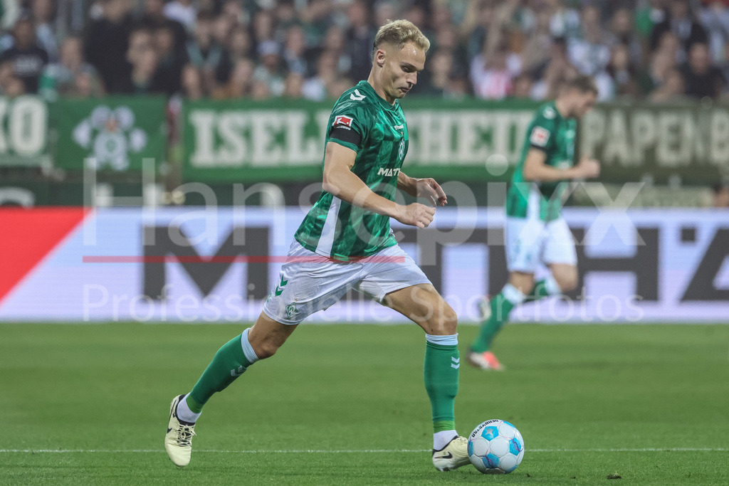 Fussball, Bundesliga, SV Werder Bremen - Bayer 04 Leverkusen | v.li.: Amos Pieper (SV Werder Bremen, 5) am Ball, Einzelbild, Ganzkörper, Aktion, Action, Spielszene, DIE DFL-RICHTLINIEN UNTERSAGEN JEGLICHE NUTZUNG VON FOTOS ALS SEQUENZBILDER UND/ODER VIDEOÄHNLICHE FOTOSTRECKEN. DFL REGULATIONS PROHIBIT ANY USE OF PHOTOGRAPHS AS IMAGE SEQUENCES AND/OR QUASI-VIDEO.