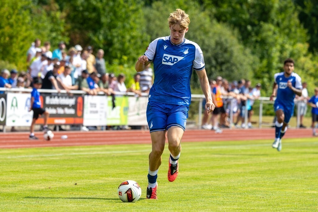 SGV Heilbronn-Freiberg gegen TSG Hoffenheim (Testspiel in Bad Friedrichshall) | SGV Heilbronn-Freiberg gegen TSG Hoffenheim (Testspiel in Bad Friedrichshall)***Am Ball: Nathan De Cat (17, Hoffenheim) - Realisiert mit Pictrs.com