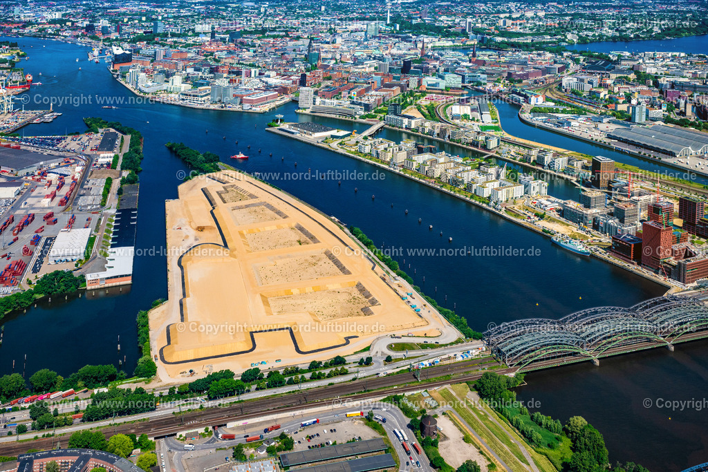Hamburg_Grasbrook_Hafencity_ELS_0335200625 | HAMBURG 20.06.2025 Abriß- und Erdarbeiten auf dem Gelände der ehemaligen Logistikzentrum- Ruine Überseezentrum am Schuhmacherwerder - Moldauhafen im Ortsteil Kleiner Grasbrook in Hamburg, Deutschland. Weiterführende Informationen bei: EGGERS Tiefbau GmbH,  HPA Hamburg Port Authority,  Hamburger Hafen und Logistik Aktiengesellschaft. // Demolition work on the site of the former logistics center ruin Ueberseezentrum on Schuhmacherwerder - Moldauhafen in the district Kleiner Grasbrook in Hamburg, Germany. Further information at: EGGERS Tiefbau GmbH,  HPA Hamburg Port Authority,  Hamburger Hafen und Logistik Aktiengesellschaft. Foto: Martin Elsen