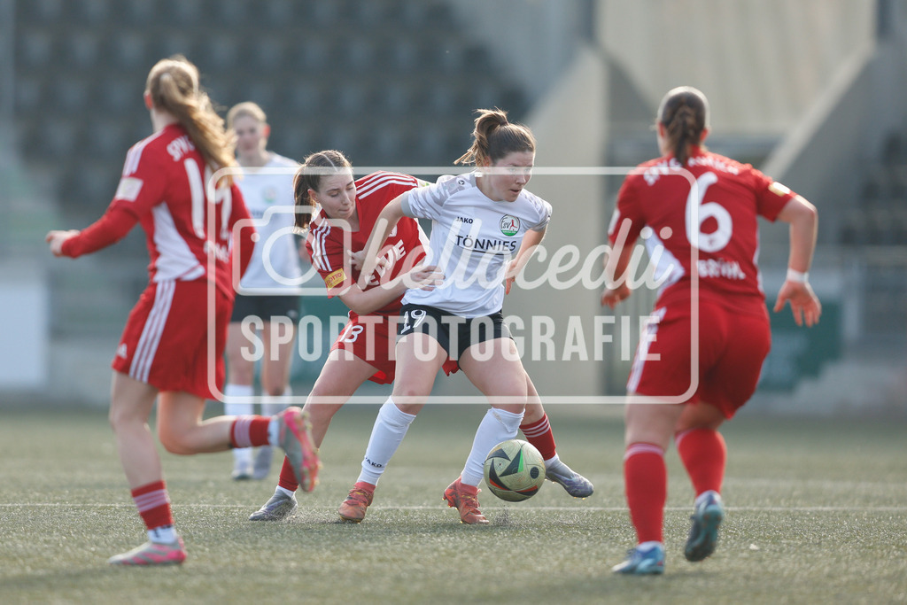 Fußball I Frauen I Saison 2025-2026 I Testspiel I FSV Gütersloh - SpVg Aurich-94 | Jule Kersten (13, SpVg Aurich) Pauline Berning (19, FSV Gütersloh) - Realisiert mit Pictrs.com