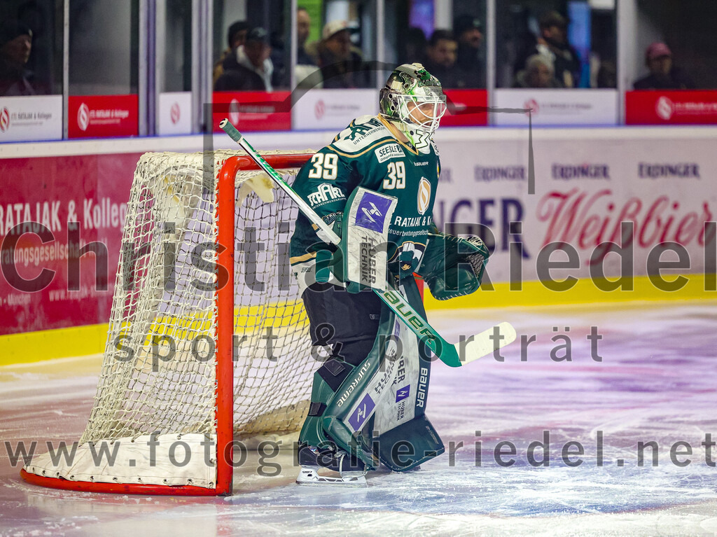 2025-11-25_020_TSV_Erding_gegen_EHF_Passau_Black_Hawks | Erding, Deutschland, 25.11.2025:Eishockey, Oberliga Süd 2025 / 2026, 20. Spieltag, TSV Erding gegen EHF Passau Black Hawks, Endergebnis: 2:3 n.V.Torwart Leon Meder (Erding Gladiators, #39)Foto: Christian Riedel / fotografie-riedel.net
