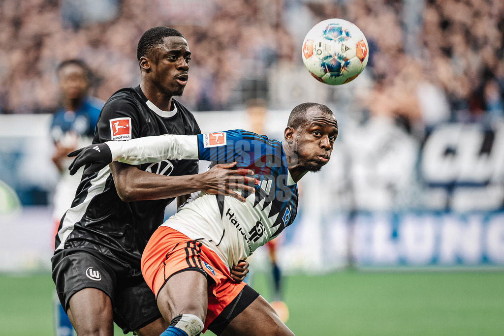 Fußball | Männer | Saison 2025/2026 | 1. Fußball-Bundesliga | 8. Spieltag | Hamburger SV vs. VfL Wolfsburg | 25.10.2025 | v.l. Sael Kumbedi (#26, VfL Wolfsburg) gegen Jean-Luc Dompe (#7, HSV)