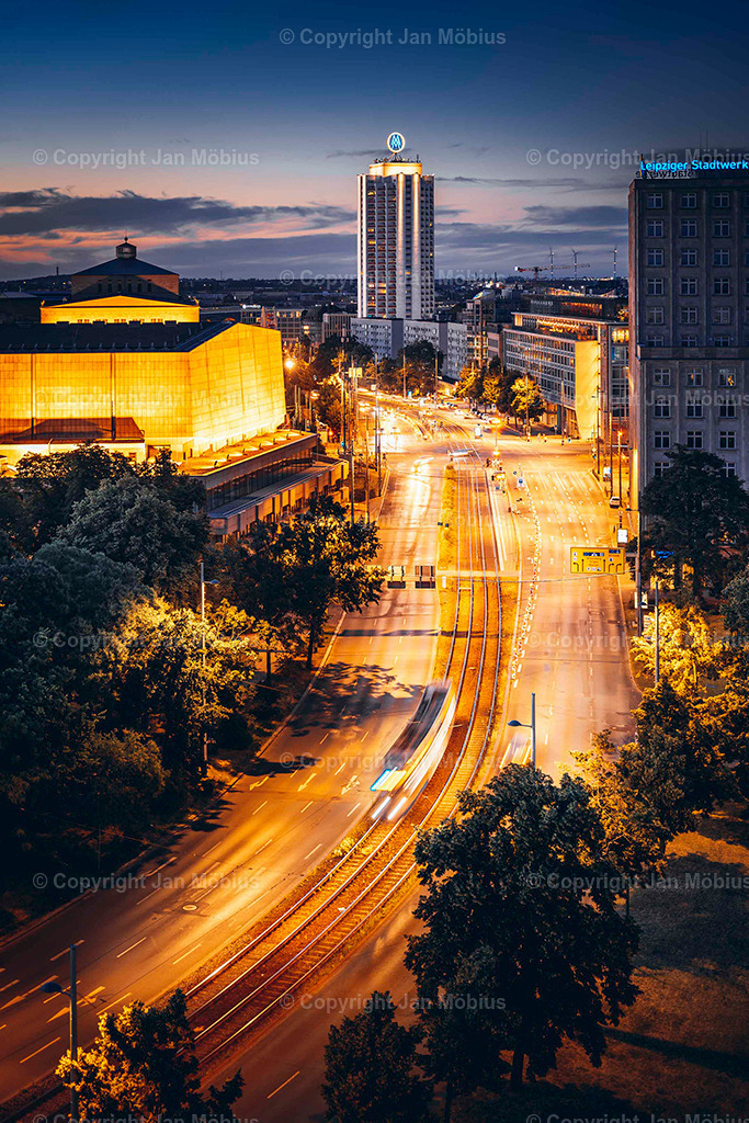 Augustusplatz | Erlebe den berühmten Augustusplatz im Herzen von Leipzig – eingefangen durch meine Linse in einzigartigen Momenten. Der Augustusplatz ist nicht nur ein architektonisches Highlight, sondern auch ein Ort voller Geschichte, Bewegung und Atmosphäre. Ob das Opernhaus im goldenen Abendlicht, die Universität in moderner Klarheit oder die Lichtspiele auf dem Brunnen – meine Fotografien zeigen Leipzigs bekanntesten Platz in seiner ganzen Schönheit. - Realisiert mit Pictrs.com