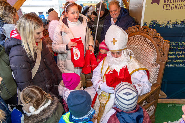 Nikolaus verteilt Geschenke | Bildershop von pixelworld.at - Realisiert mit Pictrs.com
