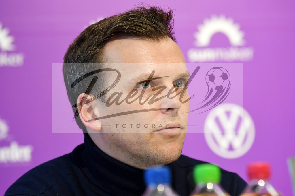 20200206_PKOSNA_0002 | Fußball, Herren: Pressesprecher Sebastian Ruether (VfL Osnabrueck) schaut waehrend der Pressekonferenz des VfL Osnabrueck im Stadion an der Bremer Bruecke am 06.02.2020 in Osnabrueck, Deutschland. - Realisiert mit Pictrs.com