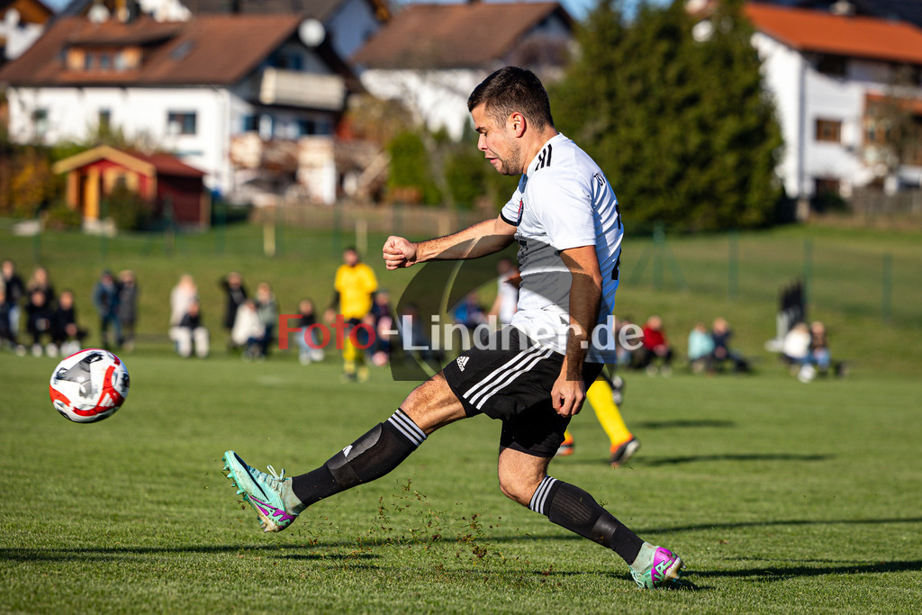 TSV Peißenberg gegen TSV Schongau | Fußball A-Klasse Oberbayern Zugspitze Herren Gruppe 8, TSV Peißenberg gegen TSV Schongau, 20241110,Schuss Alessandro FARIGU (TSVHP 21),2024-11-10 in Eberfing (Sportpark Eberfing), Alessandro FARIGU (TSVHP 21)Copyright: WolfgangxLindner www.foto-lindner.de