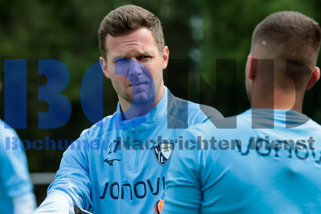 1. Fussball Bundesliga:  Trainingsauftakt VfL Bochum 1848 {date} -  | {headline}(Foto: Sebastian Sendlak / BOND)DFL regulations prohibit any use of photographs as image sequences and/or quasi-videos. - Realisiert mit Pictrs.com