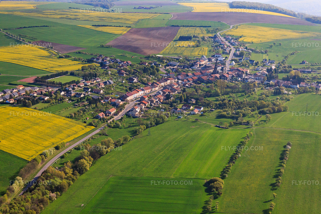 Aerial view: View of the town from the south in Coume in the state Moselle, France. – Photo: IMG_39678.jpg taken on 04/16/2011 by Werner Riehm/FLY-FOTO.com – Resolution of the original: 4752 x 3168 px