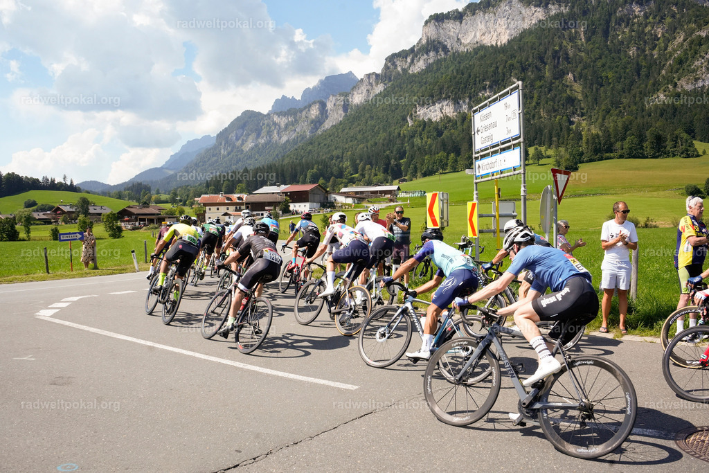 635_20230817_Bewerb_Maenner_Muehlanger | AUT - OESTERREICH, 2023-08-16: SPORT RENNRAD-FAHREN - 55. INTERNATIONALER RADWELTPOKAL IN ST. JOHANN IN TIROL  - Vintage-Radrennen mit WM-Bronze-Medaillen-Siegerin Christina Schweinberger, den Teilnehmer und Alexander Baumann (vom Orginastions-Team) - TAG 2 BEWERB MAENNER IN SECHS GRUPPEN  ; Foto: Roland Muehlanger