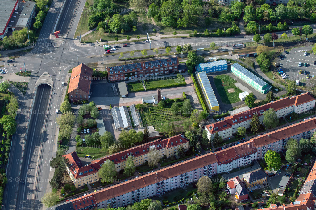4025956 | ERFURT 06.05.2020 TRAM - Straßenbahn - Haltestelle Bundesarbeitsgericht im Nahverkehr der Verkehrsbetriebe "Erfurter Verkehrsbetriebe AG" im Ortsteil Brühlervorstadt in Erfurt im Bundesland Thüringen, Deutschland. // Tram - Stop Bundesarbeitsgericht of the public transport company "Erfurter Verkehrsbetriebe AG" in the district Bruehlervorstadt in Erfurt in the state Thuringia, Germany. Foto: Gerhard Launer