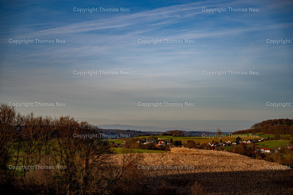 Odenwald_Kolmbach_Winterspaziergang_Fotografie_Thomas-Neu-5 | Winterliche Odenwald-Landschaft bei Lindenfels: Feldwege, Wiesen und Weitblicke rund um Kolmbach – . Hier der Blick in Richtung dem Lautertaler Ortsteil Gadernheim, ruhige Naturfotografie von Thomas Neu