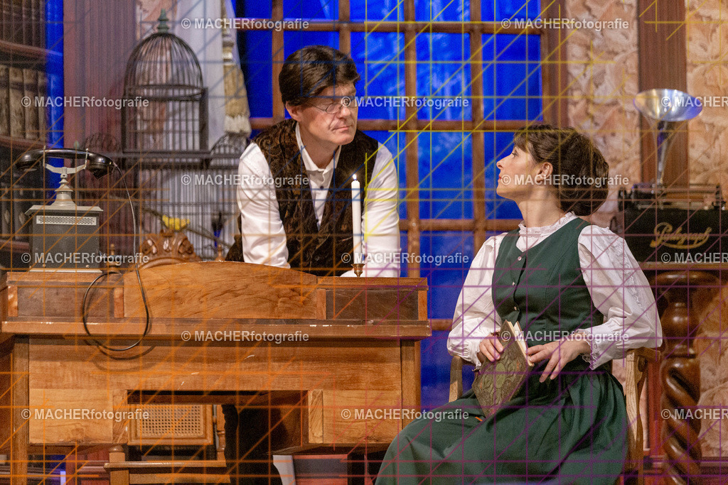 201_MFL-2025 | Portraitbilder von Regisseur; Darsteller; Techniker; Maske; Kostüme; Chor; Musiker; Bilderserie der Generalprobe und der Premierenvorstellung, Szenenbilder; Ausdrucksstudien; Bühnenüberblick; Bühnenkulissen; Pressefotos inkl. Redaktionsfoto Darstellergruppe.