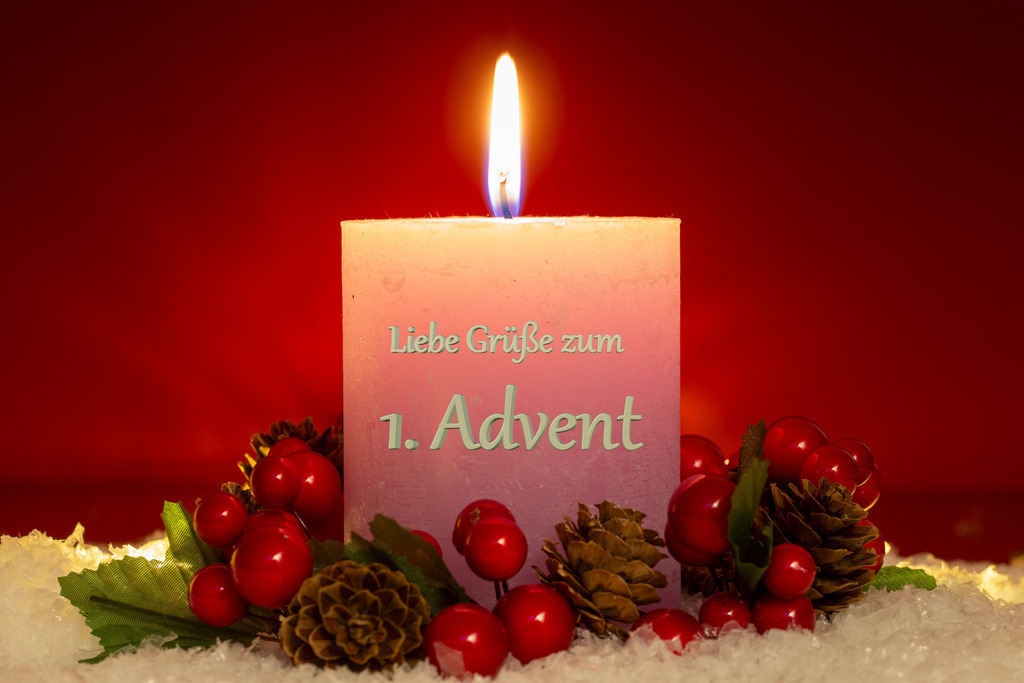 Grüße zum 1. Advent | Grüße zum 1. Advent: Kerze mit der Aufschrift LIEBE GRÜSSE ZUM 1. ADVENT - Realisiert mit Pictrs.com