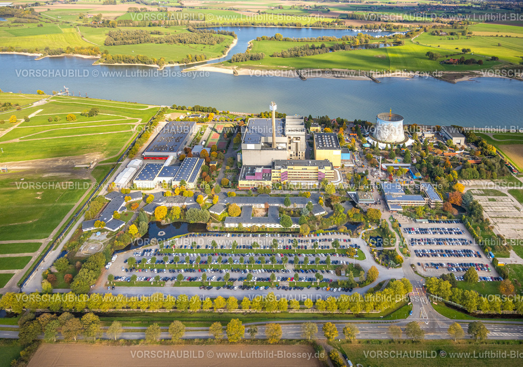 Kalkar251004985 | Luftbild, Kalkar Wunderland Freizeitpark am Fluss Rhein, Familienpark mit Events wie Kettenkarussell im Kühlturm, Achterbahn und Wildwasserbahn und Fahrgeschäften, Kongresszentrum, Gastronomie, Hönnepel, Kalkar, Niederrhein, Nordrhein-Westfalen, Deutschland
