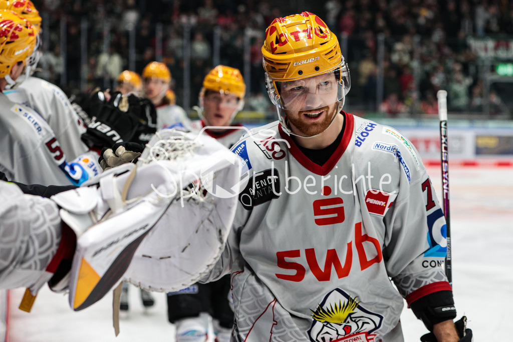 Augsburger Panther - Fischtown Pinguins Bremerhaven | Phililip BRUGGISSER (BHV #72) bejubelt seinen Treffer zum 3-3