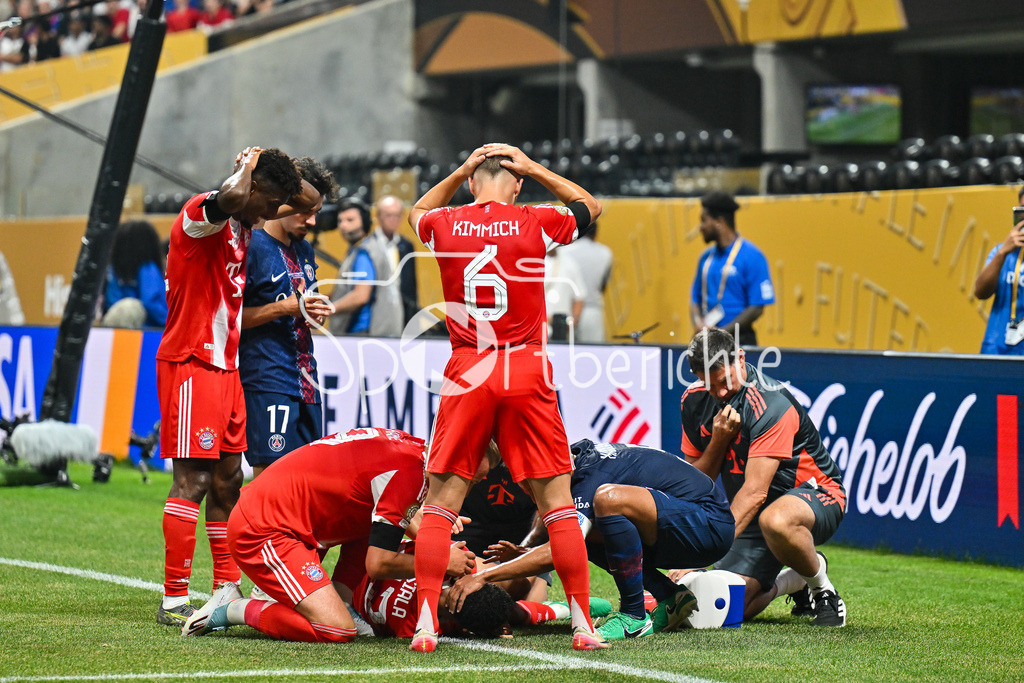 Paris Saint Germain - FC Bayern München | entsetzten auf dem Platz nach der schweren Verletzung von Jamal MUSIALA (FC Bayern Muenchen 42) / FIFA Club World Cup: Paris Saint Germain - FC Bayern Muenchen, Mercedes Benz Stadium am 05.07.2025 / NOT FOR SALE IN USA / Joshua KIMMICH (FC Bayern Muenchen 6) / Kingsley COMAN (FC Bayern Muenchen 11), Harry KANE (FC Bayern Muenchen 9)
