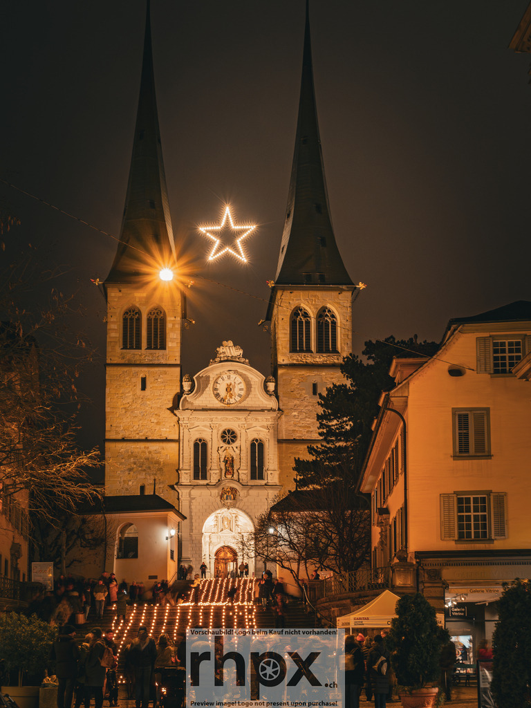 Eine Million Sterne | Tradition. Licht. Geborgenheit.
Hunderte Kerzen säumen die Stufen zur Hofkirche St. Leodegar und tauchen die Nacht in ein goldenes Meer. Unter dem strahlenden Stern zwischen den ikonischen Türmen vereinen sich Architektur und Emotion zu einem festlichen Augenblick voller Wärme.
Wähle unter "Produktauswahl" dein Wunschformat: Vom klassischen Wandbild über Puzzle &amp; Tassen bis zum digitalen Download (z.B. als Handy-Hintergrund). Der Verkaufserlös wird zugunsten Eine Million Sterne gespendet!
 - Realisiert mit Pictrs.com