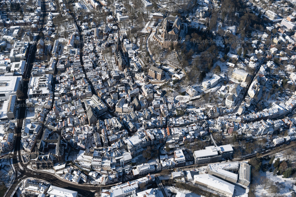 4043526 | MARBURG 13.02.2021 Winterlich schneebedeckte Stadtansicht vom Innenstadtbereich in Marburg im Bundesland Hessen, Deutschland. // Wintry snowy city view of the city area of in Marburg in the state Hesse, Germany. Foto: Gerhard Launer