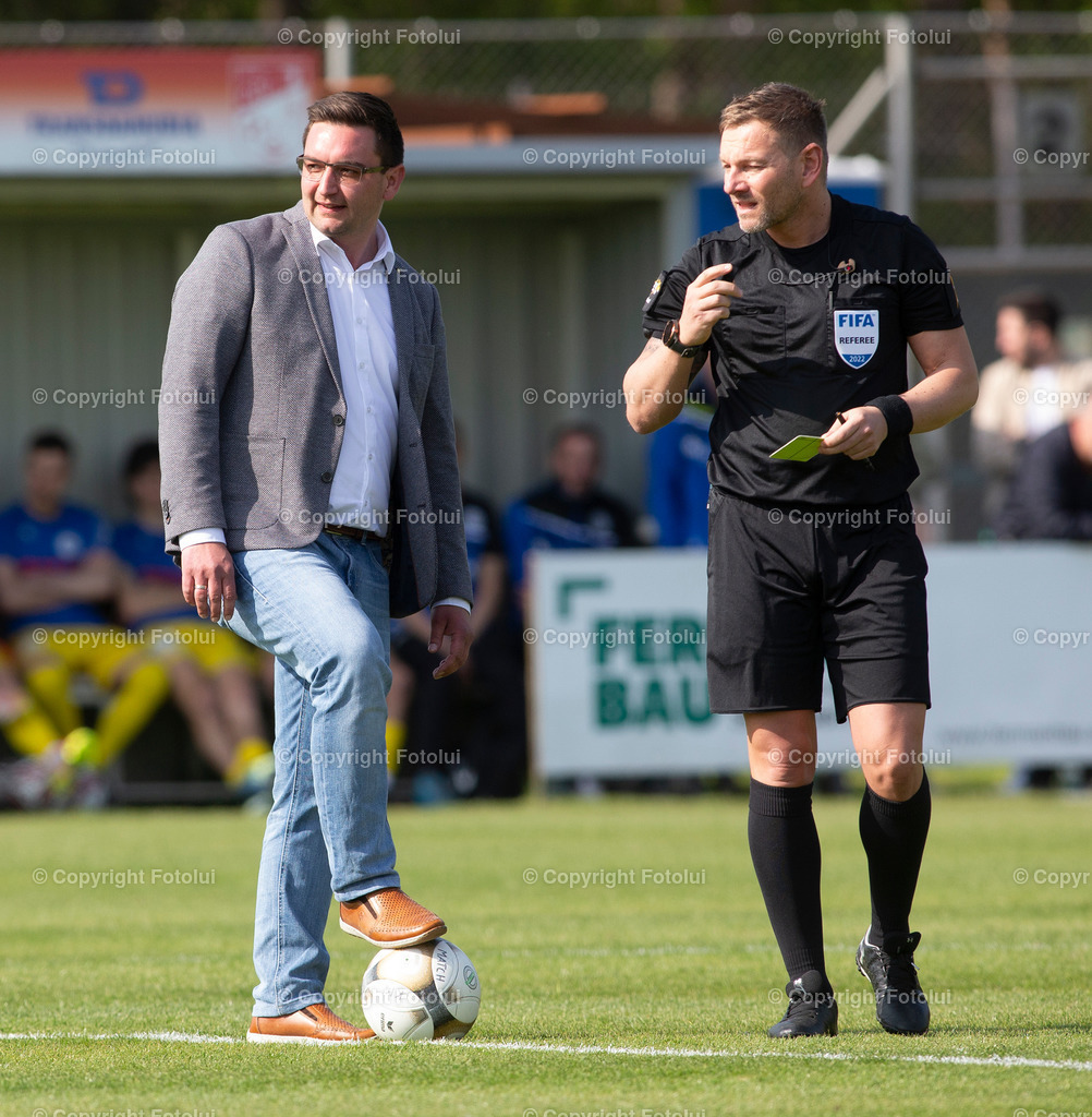 A_LUI_30042022_05 | SPORT,FUSSBALL,LT1 OOE LIGA ASKOE OEDT-DONAU LINZ 30.04..2022 IM BILD:  BGM.KARL-HEINZ KOLL  UND FIFA SCHIRI MANUEL SCHUETTENGRUBER FOTO:FOTOLUI