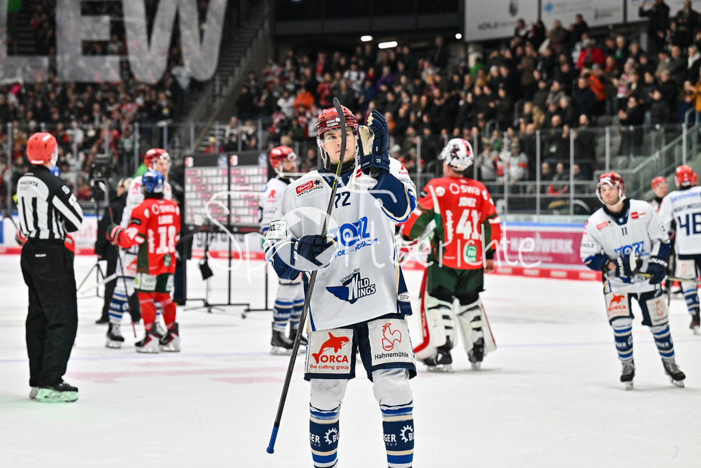 Augsburger Panther - Schwenninger Wild Wings | AUGSBURG, GERMANY - 02. JANUARY: die Spieler der Wild Wings bedanken sich bei den mitgereisten Fans aus Augsburg nach dem Match zwischen den Augsburger Panthern und den Schwenninger Wild Wings am 35. Spieltag der Penny DEL im Curt Frenzel Stadion / Niklas HÜBNER (Schwenninger Wild Wings 72)