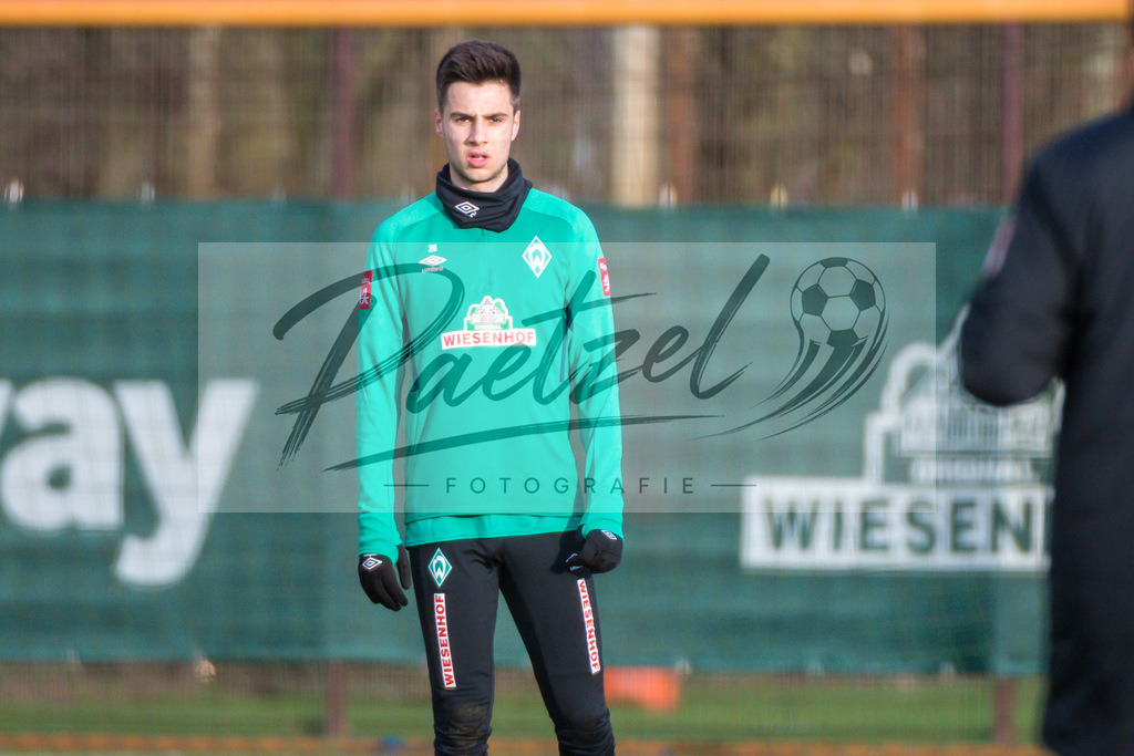 20200218_TRASVW_0079 | Fussball, Herren: Ilia Gruev (Werder Bremen) schaut waehrend der Trainingseinheit des SV Werder Bremen auf dem wohninvest Weserstadion Trainingsplatz am 18.02.2020 in Bremen, Deutschland. - Realisiert mit Pictrs.com