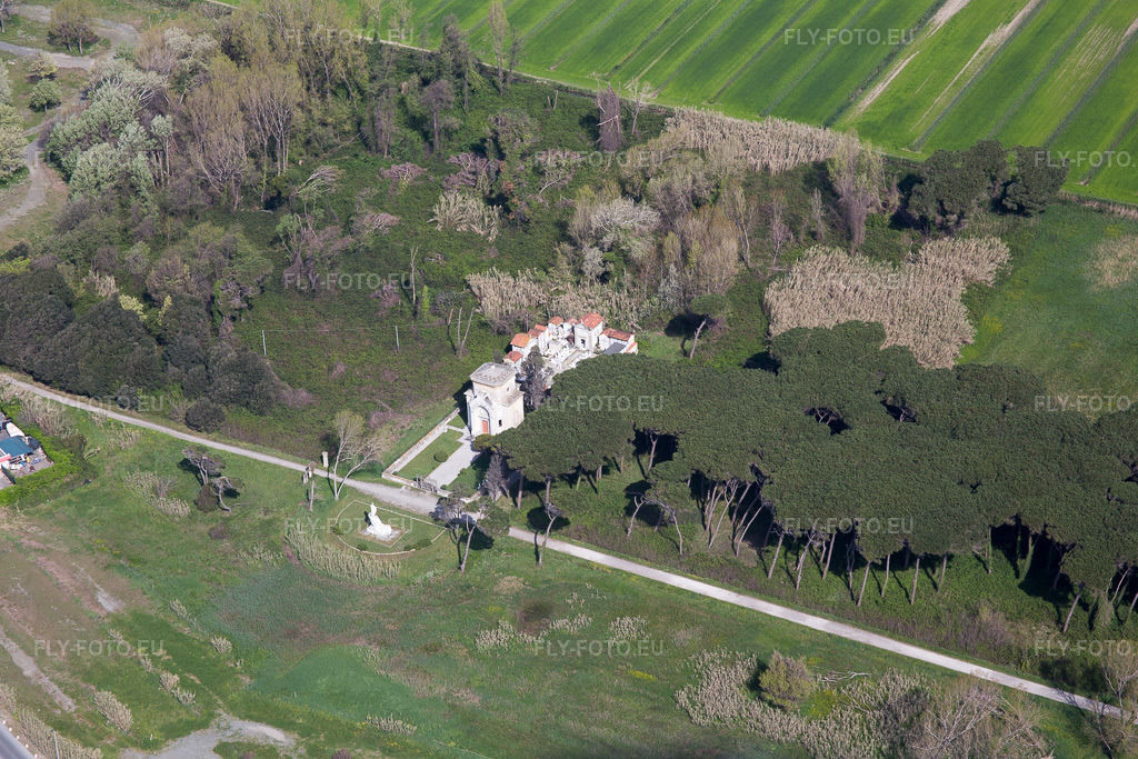 Vue aérienne: Vue de la ville à Marinella di Sarzana dans le département Ligurie, Italie. Photo: IMG_087128.jpg prise le 04/04/2016 par Werner Riehm/FLY-FOTO.eu – Résolution de l'original: 5197 x 3465 px