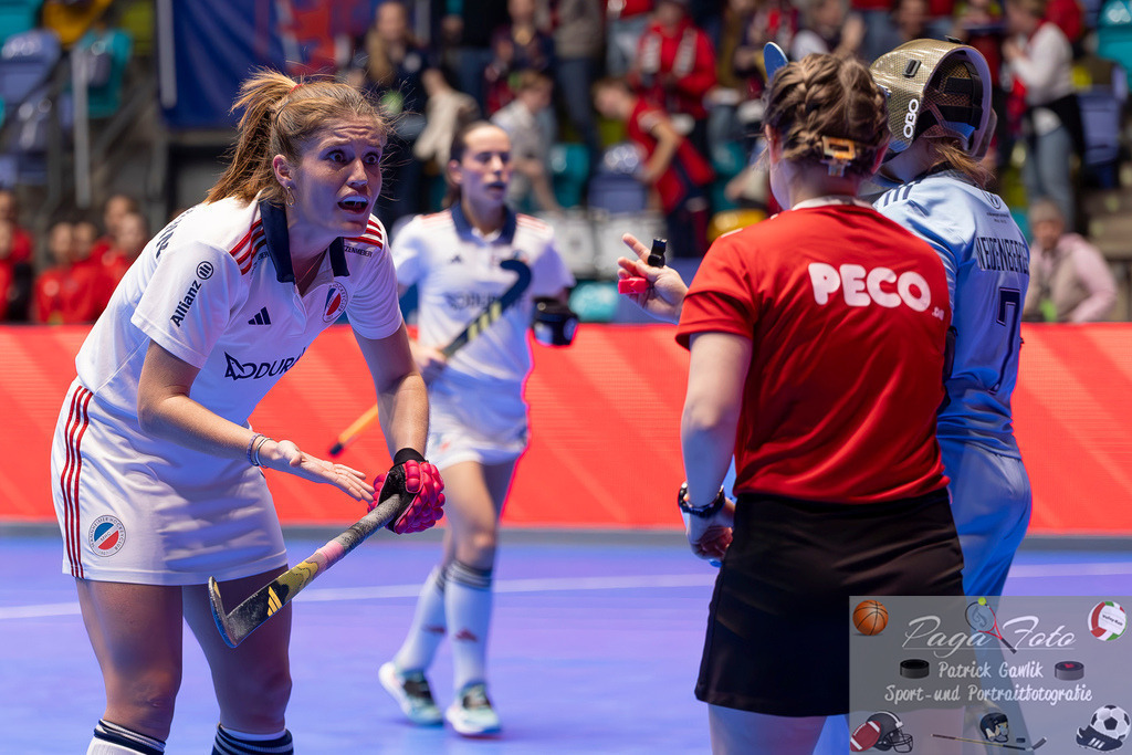 Volvo E.R.B. Final 4 Halbfinale Frauen: Mannheimer HC - Düsseldorfer HC, 25.01.2025 | Sonja Zimmermann (Mannheimer HC #11) reklamiet bei der SChiedsrichterin, Mannheimer HC - Düsseldorfer HC, Frankfurt, Süwag Arena, 25.1.2025 - Realisiert mit Pictrs.com