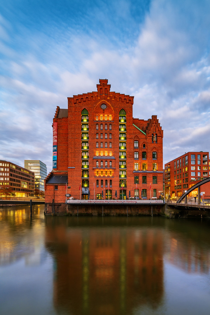 10261006 - Maritimes Museum | Blick auf das Maritime Museum in der HafenCity. Erhältlich als hochwertiges Wandbild auf Leinwand, Acrylglas, Alu-Dibond, Poster oder digital als Download, einfach über "Bestellen" konfigurieren.
