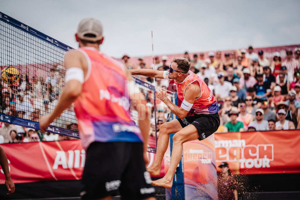 Beachvolleyball | Männer | Allianz German Beach Tour 2025 | Tourstop München | 05.07.2025 | Jonas Sagstetter beim Angriff