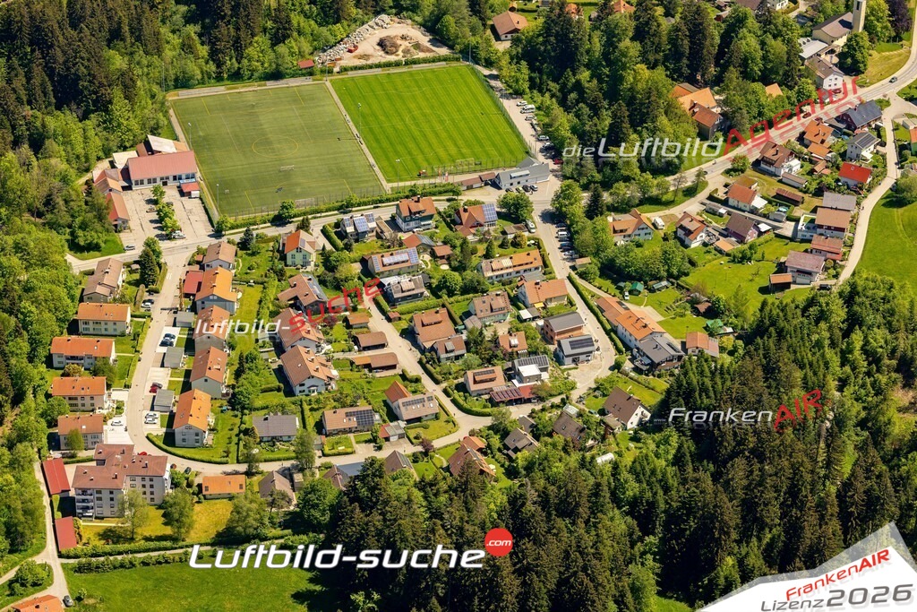 Das Luftbild zeigt :  Lindenberg im Allgäu - Die Luftaufnahme wurde 2024 vom UL-Flugzeug aus erstellt ( keine Drohne ) - Hochauflösende Luftaufnahme - Für grossformatige Ausdrucke geeignet. Die Geschenkidee !Mit Lizenz und Bildrechte bestellbar