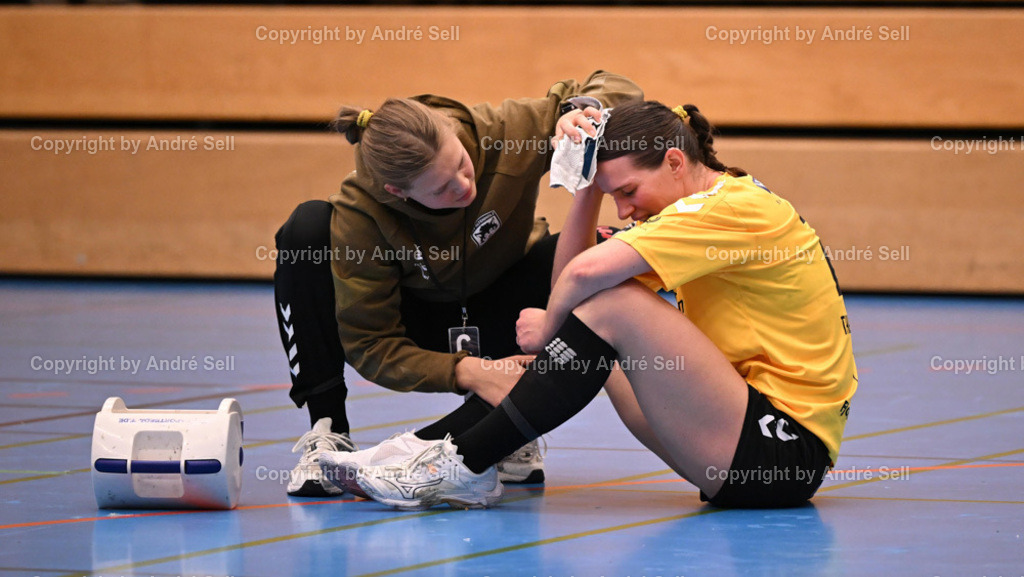 TSV Altenholz vs Berliner TSC | Cathrin Kuchel (TSVA) behandelt Helena Thielmann (TSVA #21) - Handball 3. Liga Nord Frauen 2024/2025 / TSV Altenholz vs Berliner TSC / Edgar-Meschkat-Halle / Altenholz / 02.11.24 - Realisiert mit Pictrs.com