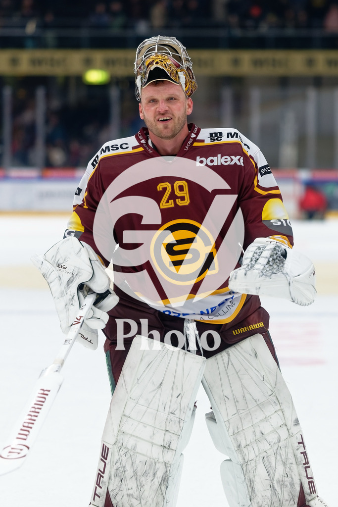National League - Geneve-Servette HC v EV Zug | Robert Mayer (29 Geneve-Servette HC) celebrates after winning  during the National League match between Geneve-Servette HC and EV Zug at Les Vernets in Geneva, Switzerland