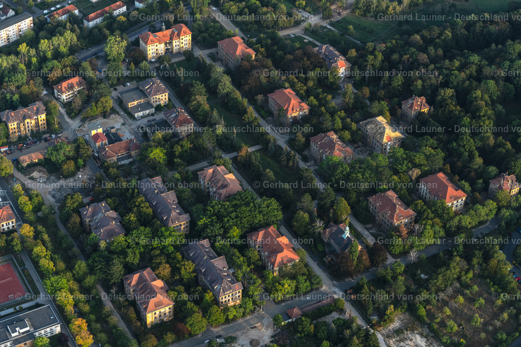 4040880 | LEIPZIG 14.09.2020 Wohngebiet der Mehrfamilienhaussiedlung " Parkstadt Leipzig " im Ortsteil Meusdorf in Leipzig im Bundesland Sachsen, Deutschland. Weiterführende Informationen bei: Dima Immobilien,  Instone Real Estate Group SE,  Stadt Leipzig,  homuth+partner architekten. // Residential area of the multi-family house settlement " Parkstadt Leipzig " in the district Meusdorf in Leipzig in the state Saxony, Germany. Further information at: Dima Immobilien,  Instone Real Estate Group SE,  Stadt Leipzig,  homuth+partner architekten. Foto: Gerhard Launer