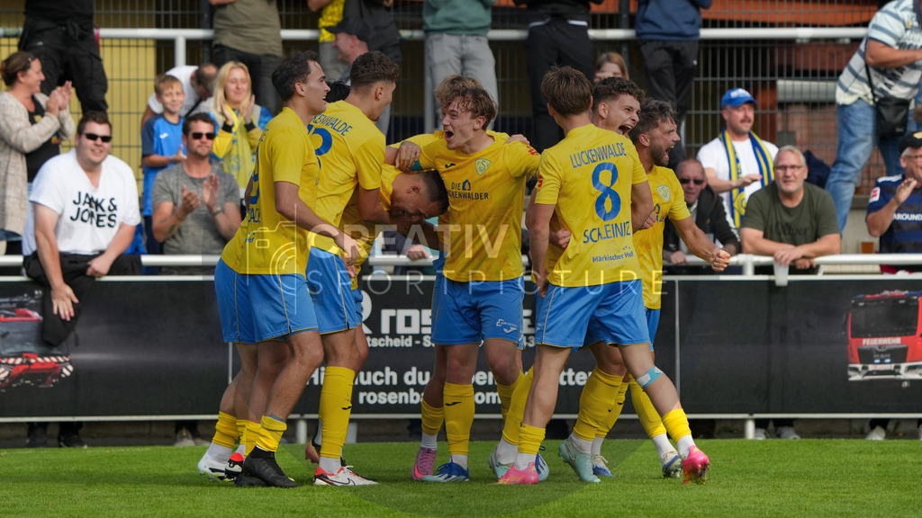 Fußball, Herren, Saison 2025/2026, Regionalliga Nordost, 10. Spieltag, FSV 63 Luckenwalde vs. BSG Chemie Leipzig, Samstag 27.09.2025, Werner-Seelenbinder-Stadion Luckenwalde, | Fußball, Herren, Saison 2025/2026, Regionalliga Nordost, 10. Spieltag, FSV 63 Luckenwalde vs. BSG Chemie Leipzig, Samstag 27.09.2025, Werner-Seelenbinder-Stadion Luckenwalde, Im Bild: Großer Jubel beim FSV 63 Luckenwalde nach dem Siegtor. - Realisiert mit Pictrs.com