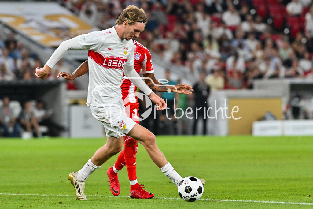 VfB Stuttgart - FC Bayern München | im Duell Nick WOLTEMADE (VfB Stuttgart 11) und Michael OLISE (FC Bayern Muenchen 17) / Zweikampf / Franz-Beckenbauer Supercup: VfB Stuttgart - FC Bayern München; MHP Arena am 16.08.2025