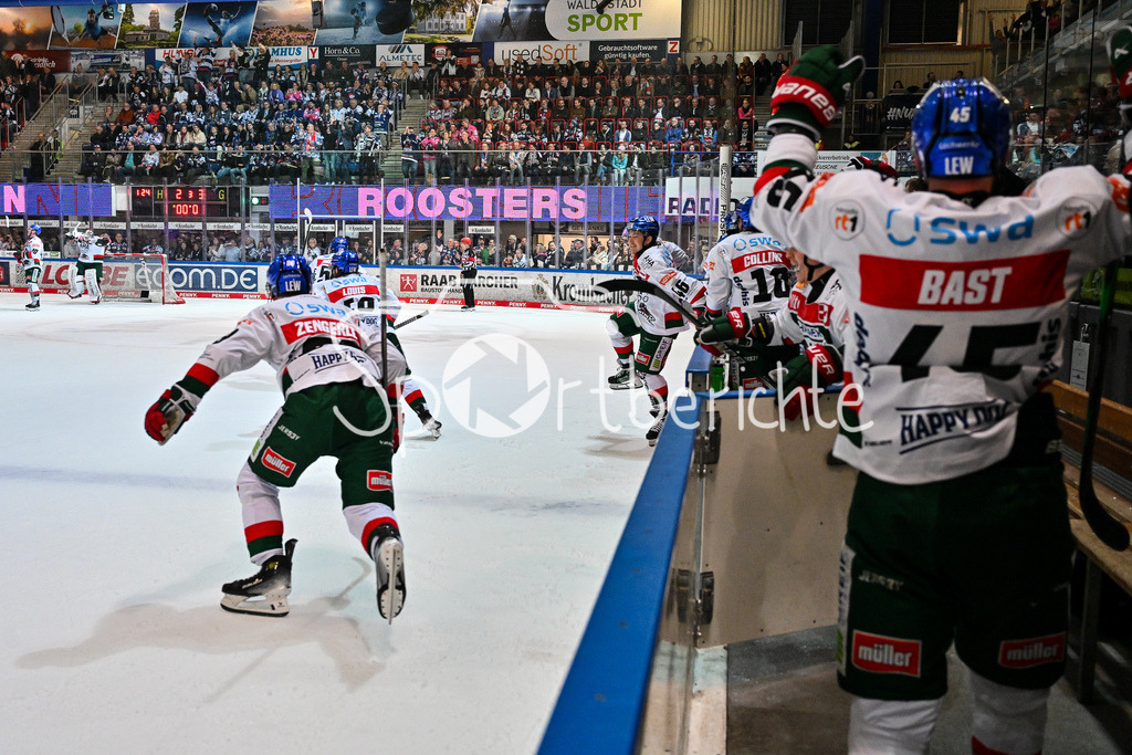 Iserlohn Roosters - Augsburger Panther | Die Augsburger Panther feuen sich ueber den Nichtabstieg in Iserlohn / Abstieg / Absteiger / DEL: Iserlohn Roosters - Augsburger Panther, Eissporthalle Iserlohn am 07.03.2025