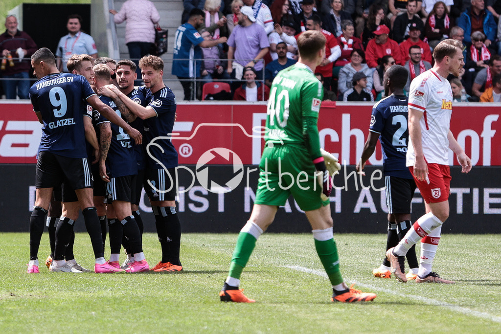 SSV Jahn Regensburg - Hamburger SV | Wieder jubelt der HSV - Das 0-4 durch Sonny KITTEL (HSV #10) beduetet auch den Halbzeitstand / Freude / Jubel / Tor / Torschuetze / DFL REGULATIONS PROHIBIT ANY USE OF PHOTOGRAPHS AS IMAGE SEQUENCES AND/OR QUASI-VIDEO