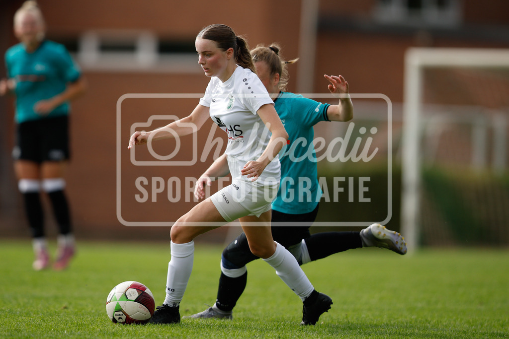 Fußball I Frauen I Westfalenpokal 26-27 I DJK GW Amelsbüren - SSV Rhade  I 18870 | Kira Schwanke (27, DJK GW Amelsbüren) dribbelt mit dem Ball - Realisiert mit Pictrs.com