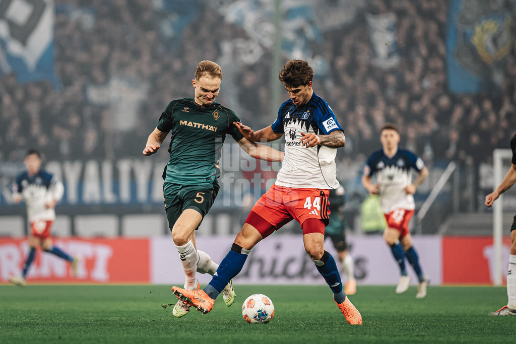Fußball | Männer | Saison 2025/2026 | 1. Fußball-Bundesliga | 13. Spieltag | Hamburger SV vs. SV Werder Bremen | 07.12.2025 | v.l. Niklas Stark (#04, SV Werder Bremen) gegen Luka Vuskovic (#44, HSV)