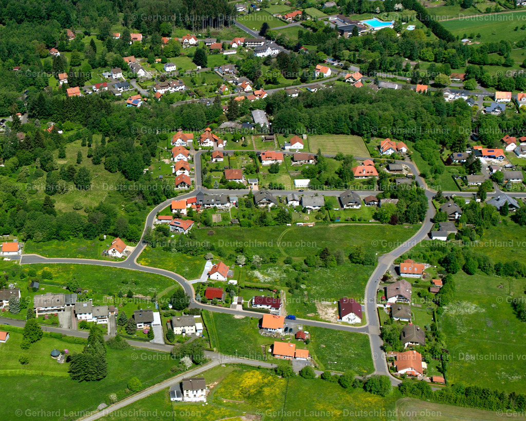 2614030 | ILBESHAUSEN-HOCHWALDHAUSEN 09.06.2006 Wald- Gebiete und Forstflächen umsäumen das Siedlungsgebiet des Dorfes in Ilbeshausen-Hochwaldhausen im Bundesland Hessen, Deutschland // Village - view on the edge of forested areas in Ilbeshausen-Hochwaldhausen in the state Hesse, Germany Foto: Gerhard Launer