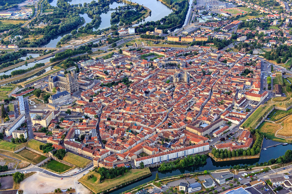 Aerial view: Historic city center of Norden in Toul in the state Meurthe et Moselle, France. – Photo: IMG_083474.jpg taken on 07/13/2015 by Werner Riehm/FLY-FOTO.com – Resolution of the original: 5340 x 3560 px