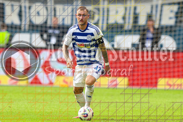 MSV Duisburg vs VfB Stuttgart II - 3. Liga | Duisburg, Deutschland, 02.08.25:   Alexander Hahn (MSV Duisburg) in Aktion am Ball, Einzelaktion waehrend des Spiels der 3. Liga MSV Duisburg vs VfB Stuttgart II in der schauinsland-reisen-arena(Foto von Brauer-Fotoagentur / Adrian Schlueter)