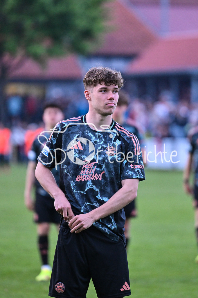 TSV Aubstadt - FC Bayern Amateure | mit haengenden Koepfen verabschieden sich die Spieler des FC Bayern bei den mitgereisten Fans / Maximilian WAGNER (FC Bayern München II #7)  / Regionalliga Bayern: TSV Aubstadt - FC Bayern Muenchen II, NGN-Arena am 23.04.2025
